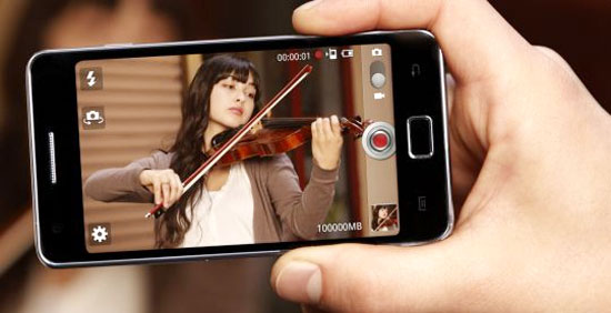 Person taking a video of a violinist with a smartphone