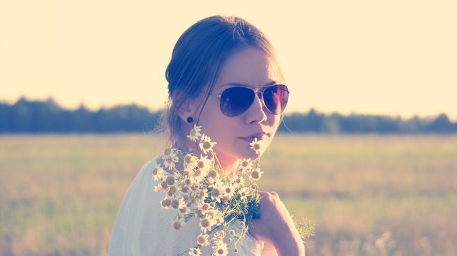 Girl in summer sunglasses flowers